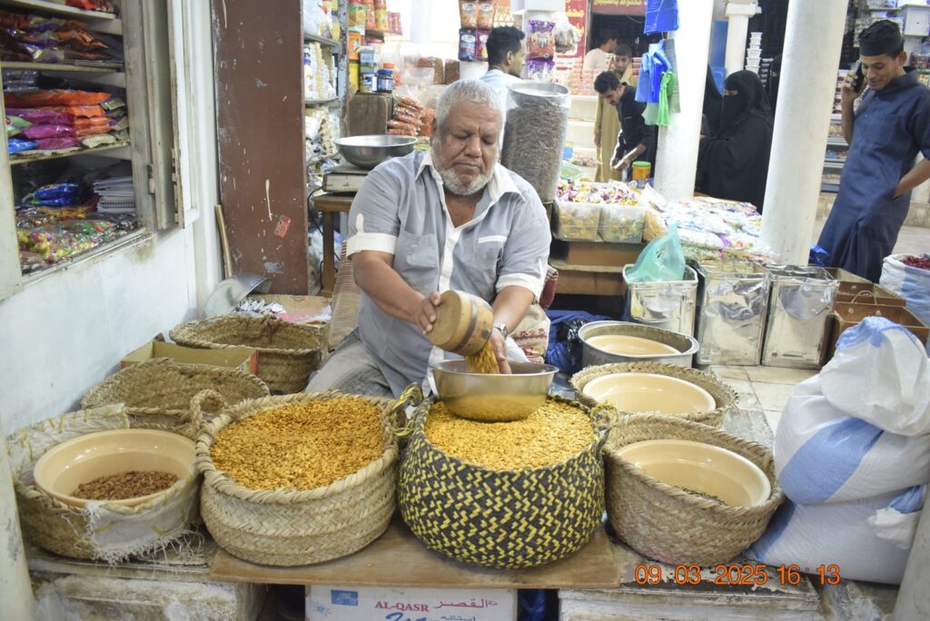 سوق مدينة سيئون كما يبدو ليلة العاشر من رمضان 1446هـ { شاهد الصور } سوق مدينة سيئون كما يبدو ليلة العاشر من رمضان 1446هـ { شاهد الصور }