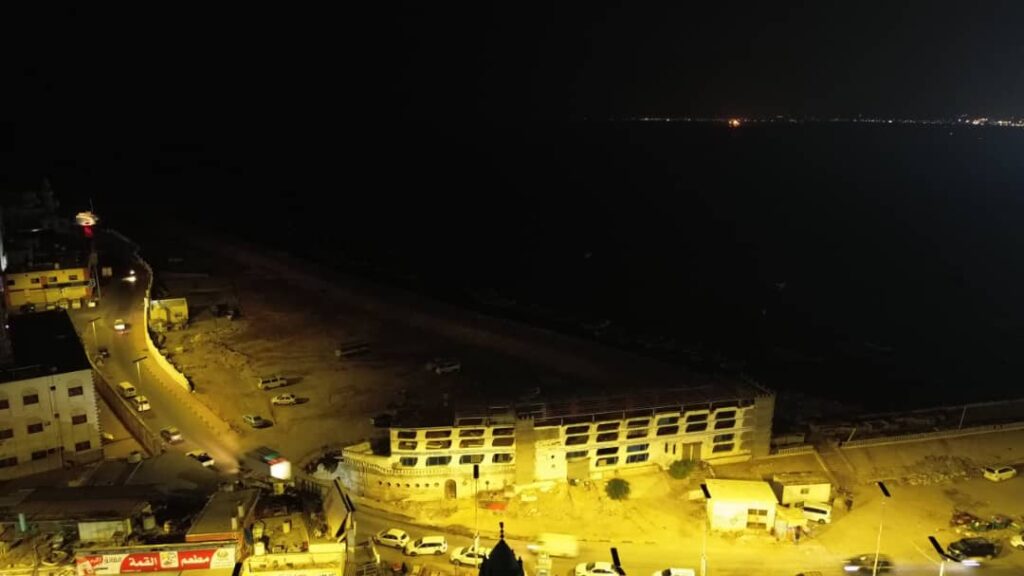 طاقةٌ شمسية تُضيء شوارع المكلا في خطوة نحو الاستدامة وتجاوز تحديات الكهرباء طاقةٌ شمسية تُضيء شوارع المكلا في خطوة نحو الاستدامة وتجاوز تحديات الكهرباء