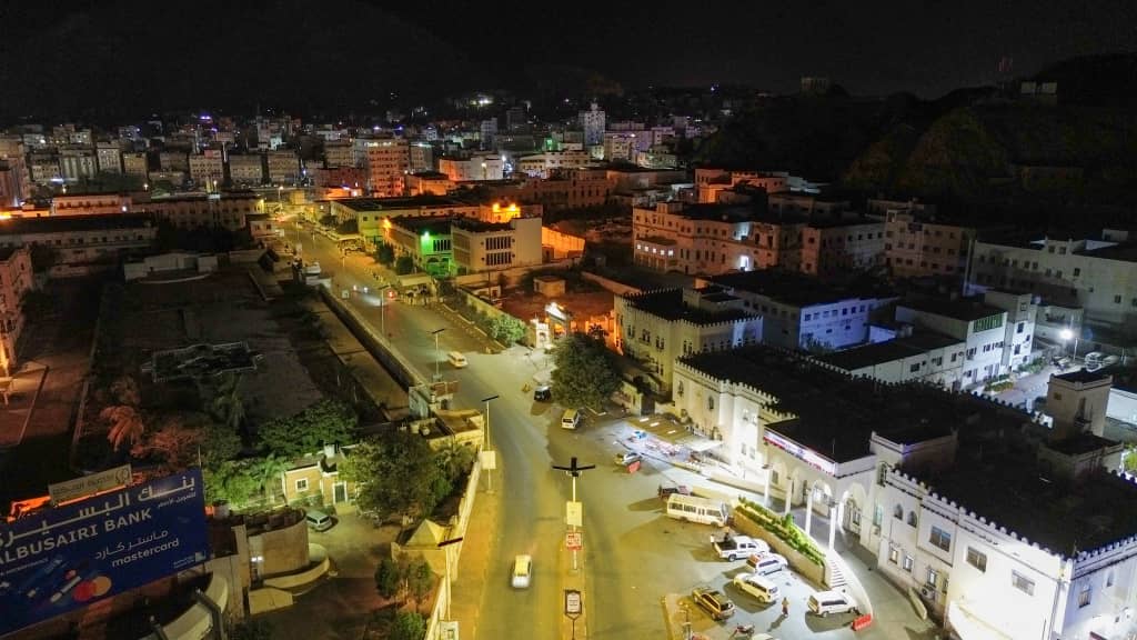 طاقةٌ شمسية تُضيء شوارع المكلا في خطوة نحو الاستدامة وتجاوز تحديات الكهرباء طاقةٌ شمسية تُضيء شوارع المكلا في خطوة نحو الاستدامة وتجاوز تحديات الكهرباء