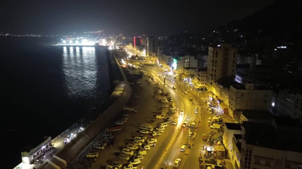 طاقةٌ شمسية تُضيء شوارع المكلا في خطوة نحو الاستدامة وتجاوز تحديات الكهرباء طاقةٌ شمسية تُضيء شوارع المكلا في خطوة نحو الاستدامة وتجاوز تحديات الكهرباء