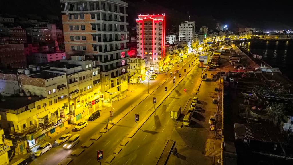 طاقةٌ شمسية تُضيء شوارع المكلا في خطوة نحو الاستدامة وتجاوز تحديات الكهرباء طاقةٌ شمسية تُضيء شوارع المكلا في خطوة نحو الاستدامة وتجاوز تحديات الكهرباء