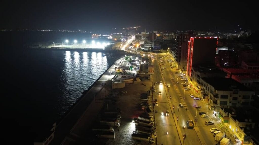 طاقةٌ شمسية تُضيء شوارع المكلا في خطوة نحو الاستدامة وتجاوز تحديات الكهرباء طاقةٌ شمسية تُضيء شوارع المكلا في خطوة نحو الاستدامة وتجاوز تحديات الكهرباء