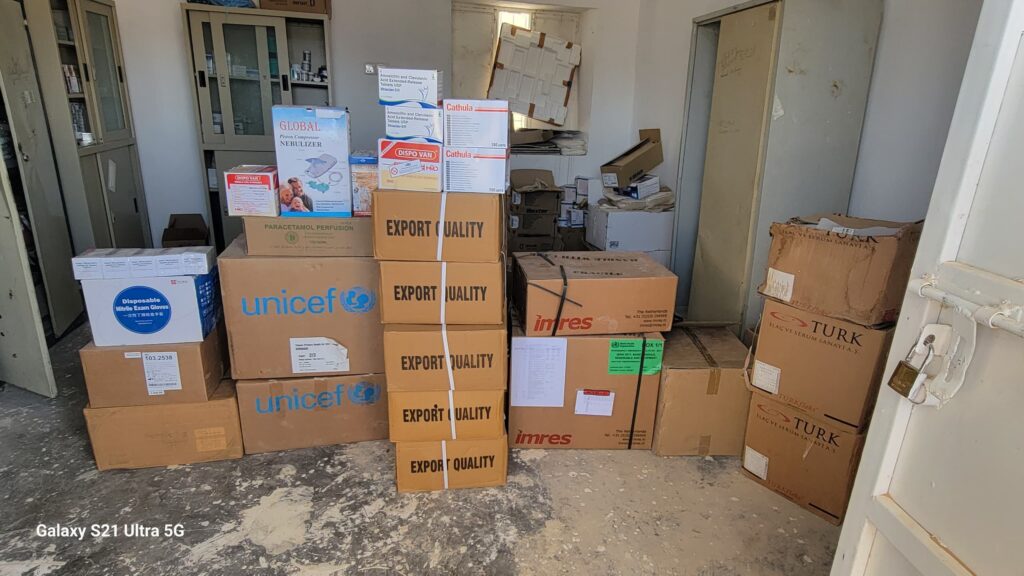 رئيس غرفة العمليات والطوارئ م/حضرموت الوادي والصحراء يقدم ادوية اسعافية ومستلزمات طبية للمركز الصحي بقيادة المنطقة العسكرية الاولى رئيس غرفة العمليات والطوارئ م/حضرموت الوادي والصحراء يقدم ادوية اسعافية ومستلزمات طبية للمركز الصحي بقيادة المنطقة العسكرية الاولى