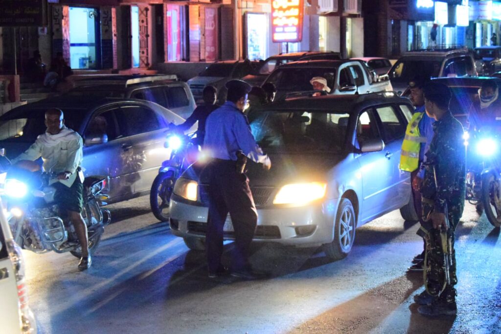 حملة مرورية توعوية في مدينة سيئون للحد من أضرار الإنارة المفرطة والمعدمة في المركبات نفذتها شرطة السير حملة مرورية توعوية في مدينة سيئون للحد من أضرار الإنارة المفرطة والمعدمة في المركبات نفذتها شرطة السير