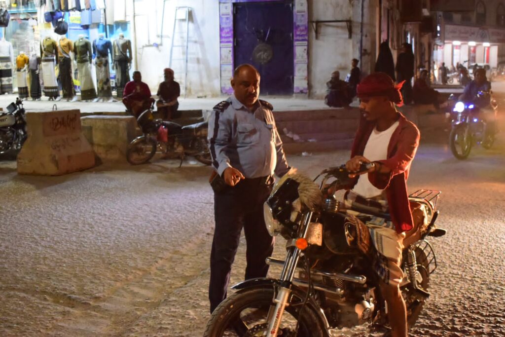 حملة مرورية توعوية في مدينة سيئون للحد من أضرار الإنارة المفرطة والمعدمة في المركبات نفذتها شرطة السير حملة مرورية توعوية في مدينة سيئون للحد من أضرار الإنارة المفرطة والمعدمة في المركبات نفذتها شرطة السير