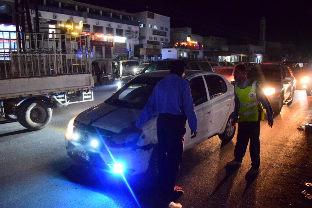 حملة مرورية توعوية في مدينة سيئون للحد من أضرار الإنارة المفرطة والمعدمة في المركبات نفذتها شرطة السير حملة مرورية توعوية في مدينة سيئون للحد من أضرار الإنارة المفرطة والمعدمة في المركبات نفذتها شرطة السير