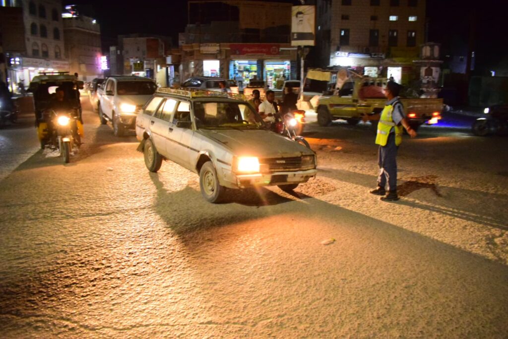 حملة مرورية توعوية في مدينة سيئون للحد من أضرار الإنارة المفرطة والمعدمة في المركبات نفذتها شرطة السير حملة مرورية توعوية في مدينة سيئون للحد من أضرار الإنارة المفرطة والمعدمة في المركبات نفذتها شرطة السير