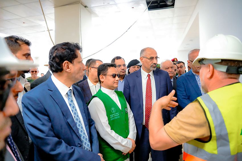 الزُبيدي يتفقد مشروع مدينة الملك سلمان الطبية والتعليمية في المهرة "صور" الزُبيدي يتفقد مشروع مدينة الملك سلمان الطبية والتعليمية في المهرة "صور"