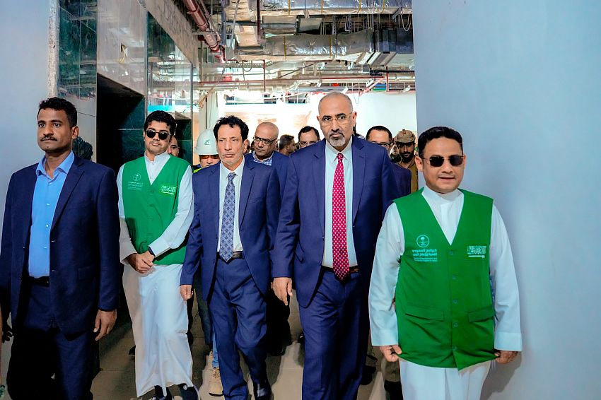 الزُبيدي يتفقد مشروع مدينة الملك سلمان الطبية والتعليمية في المهرة "صور" الزُبيدي يتفقد مشروع مدينة الملك سلمان الطبية والتعليمية في المهرة "صور"