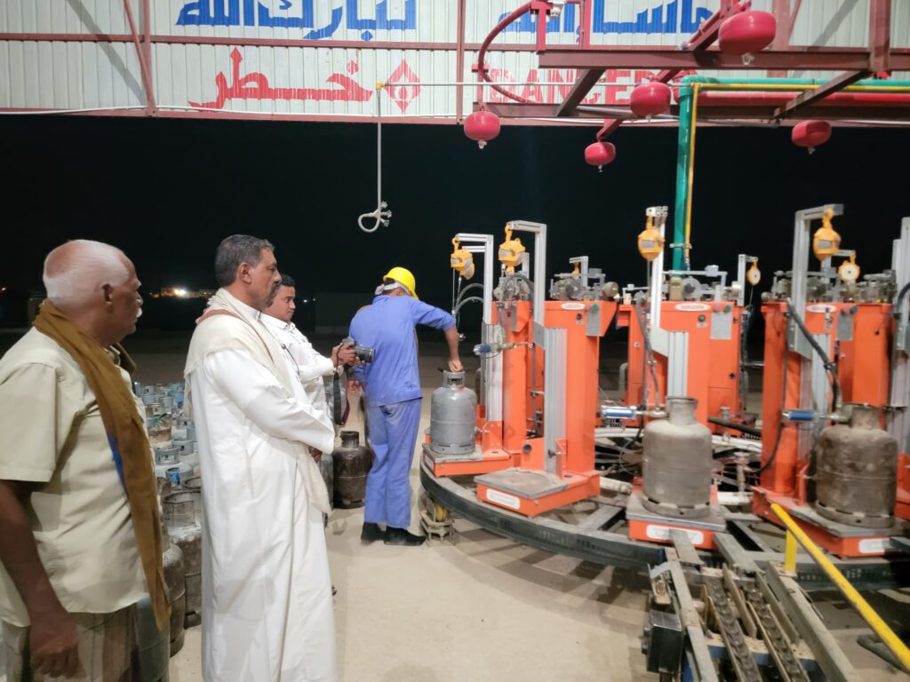 مدير عام مديرية تريم يتفقد سير العمل بمحطة وهج لتعبئة الغاز المنزلي مدير عام مديرية تريم يتفقد سير العمل بمحطة وهج لتعبئة الغاز المنزلي