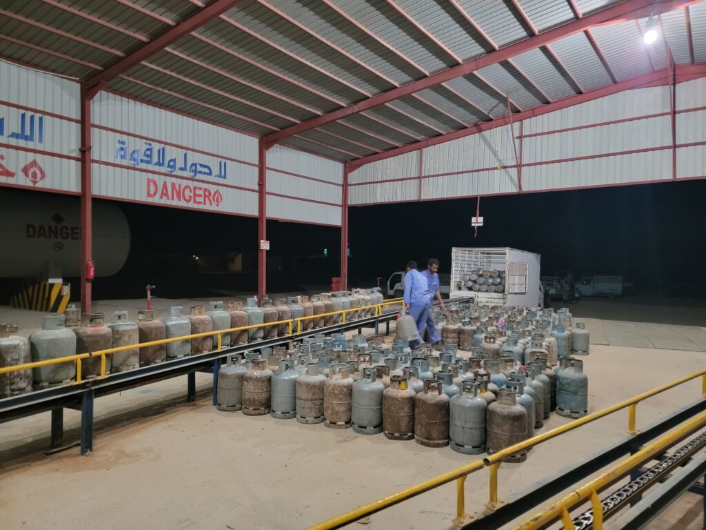 مدير عام مديرية تريم يتفقد سير العمل بمحطة وهج لتعبئة الغاز المنزلي مدير عام مديرية تريم يتفقد سير العمل بمحطة وهج لتعبئة الغاز المنزلي