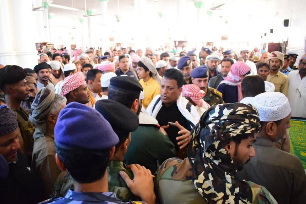 بالصور .. تشييع جثمان الشهيد الجندي محمد عبدالقادر هادي العامري في موكب مهيب يتقدّمه مدير عام الأمن العميد بن حبيش بالصور .. تشييع جثمان الشهيد الجندي محمد عبدالقادر هادي العامري في موكب مهيب يتقدّمه مدير عام الأمن العميد بن حبيش