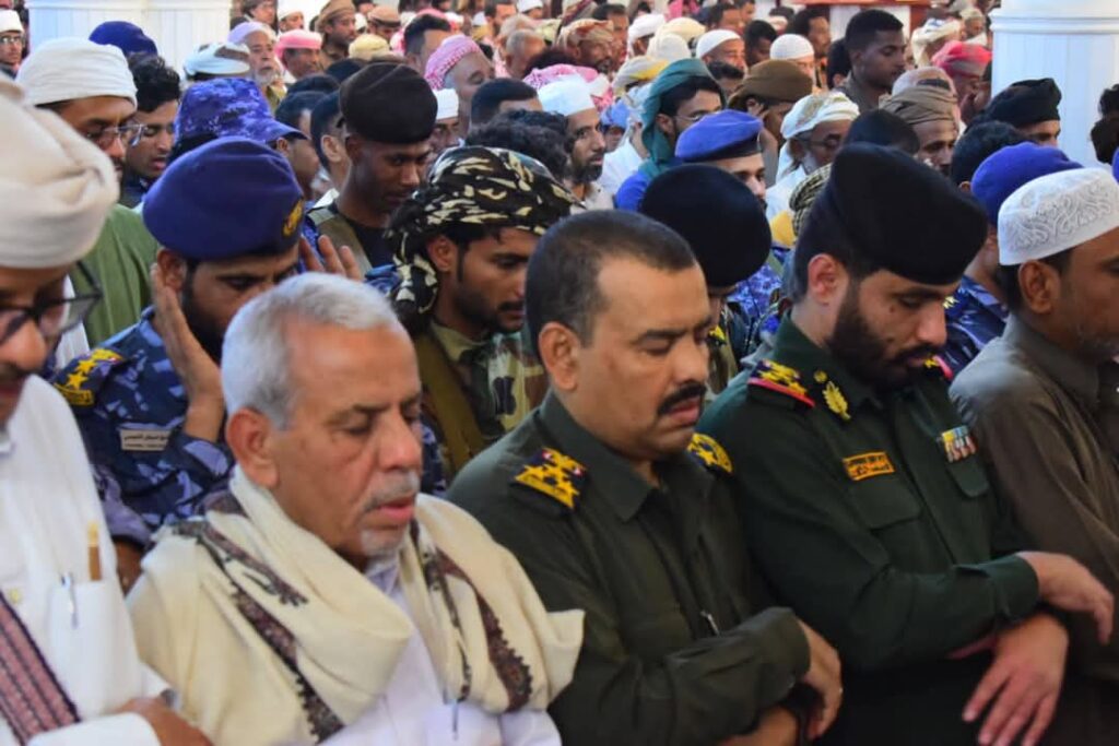 بالصور .. تشييع جثمان الشهيد الجندي محمد عبدالقادر هادي العامري في موكب مهيب يتقدّمه مدير عام الأمن العميد بن حبيش بالصور .. تشييع جثمان الشهيد الجندي محمد عبدالقادر هادي العامري في موكب مهيب يتقدّمه مدير عام الأمن العميد بن حبيش