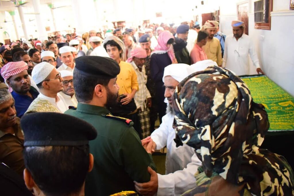 بالصور .. تشييع جثمان الشهيد الجندي محمد عبدالقادر هادي العامري في موكب مهيب يتقدّمه مدير عام الأمن العميد بن حبيش بالصور .. تشييع جثمان الشهيد الجندي محمد عبدالقادر هادي العامري في موكب مهيب يتقدّمه مدير عام الأمن العميد بن حبيش