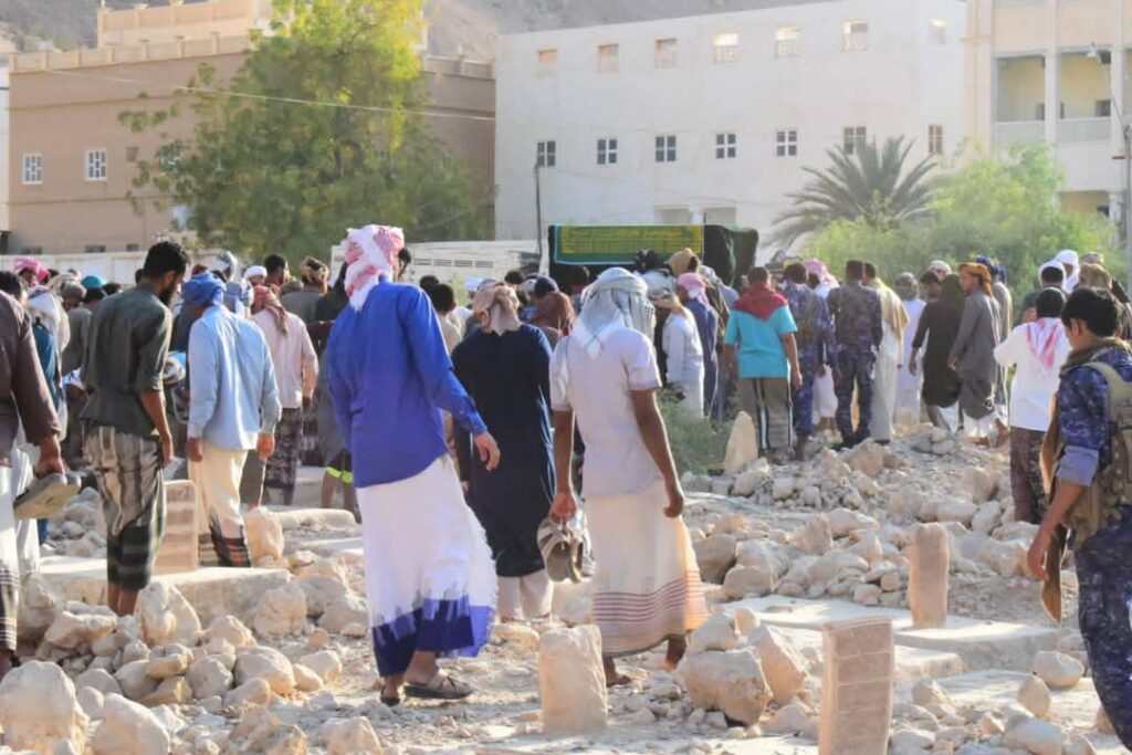 بالصور .. تشييع جثمان الشهيد الجندي محمد عبدالقادر هادي العامري في موكب مهيب يتقدّمه مدير عام الأمن العميد بن حبيش بالصور .. تشييع جثمان الشهيد الجندي محمد عبدالقادر هادي العامري في موكب مهيب يتقدّمه مدير عام الأمن العميد بن حبيش