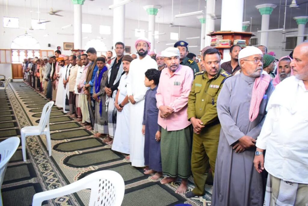 بالصور .. تشييع جثمان الشهيد الجندي محمد عبدالقادر هادي العامري في موكب مهيب يتقدّمه مدير عام الأمن العميد بن حبيش بالصور .. تشييع جثمان الشهيد الجندي محمد عبدالقادر هادي العامري في موكب مهيب يتقدّمه مدير عام الأمن العميد بن حبيش