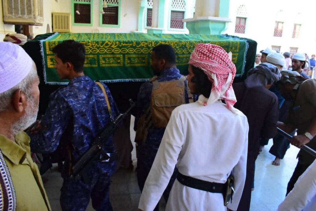 بالصور .. تشييع جثمان الشهيد الجندي محمد عبدالقادر هادي العامري في موكب مهيب يتقدّمه مدير عام الأمن العميد بن حبيش بالصور .. تشييع جثمان الشهيد الجندي محمد عبدالقادر هادي العامري في موكب مهيب يتقدّمه مدير عام الأمن العميد بن حبيش