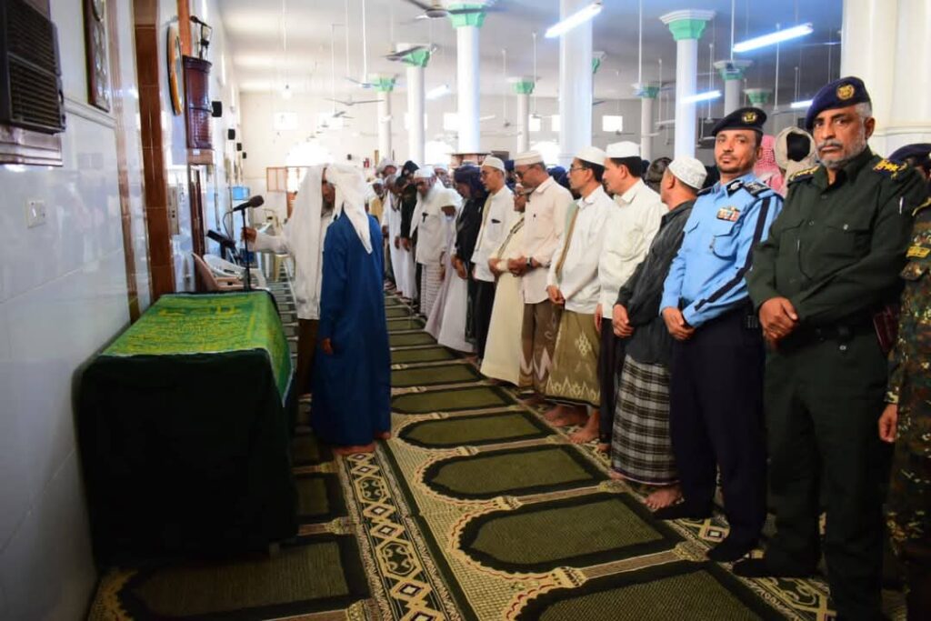 بالصور .. تشييع جثمان الشهيد الجندي محمد عبدالقادر هادي العامري في موكب مهيب يتقدّمه مدير عام الأمن العميد بن حبيش بالصور .. تشييع جثمان الشهيد الجندي محمد عبدالقادر هادي العامري في موكب مهيب يتقدّمه مدير عام الأمن العميد بن حبيش