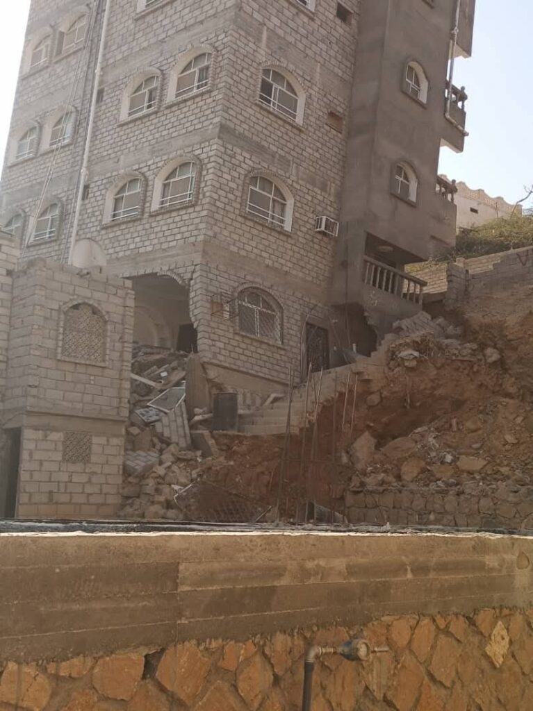 تصدعات جدرانه وميلانه ارعب الساكنين .. ماحكاية العمارة التي اوشكت على الانهيار في مدينة المكلا "صور" تصدعات جدرانه وميلانه ارعب الساكنين .. ماحكاية العمارة التي اوشكت على الانهيار في مدينة المكلا "صور"