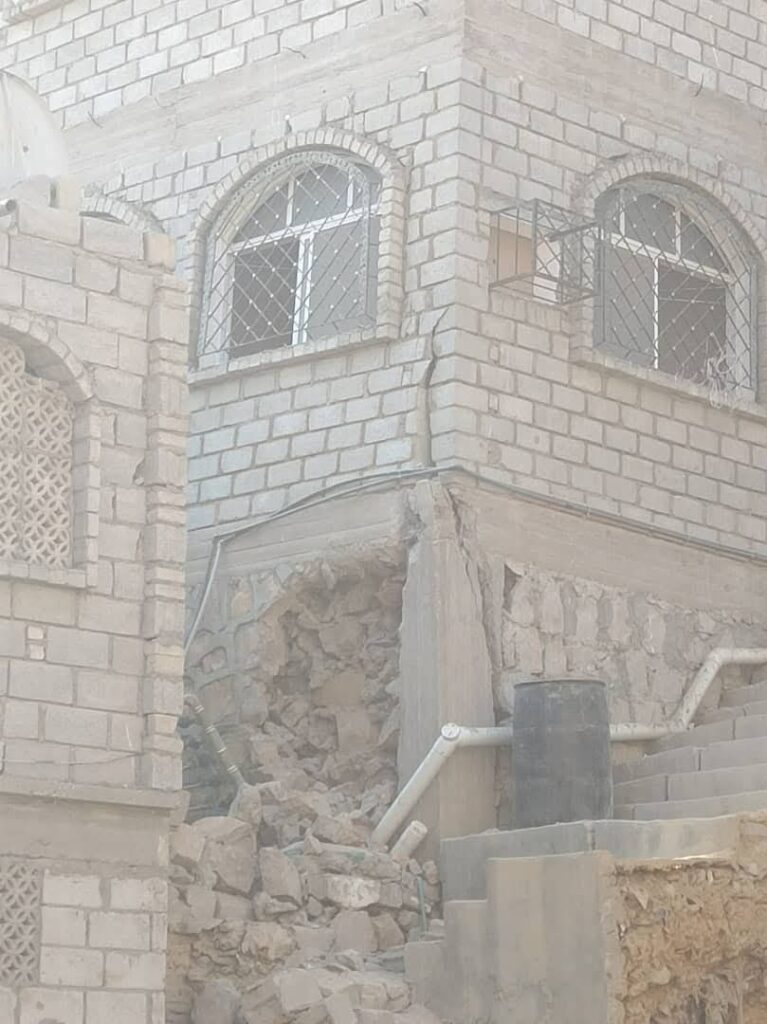 تصدعات جدرانه وميلانه ارعب الساكنين .. ماحكاية العمارة التي اوشكت على الانهيار في مدينة المكلا "صور" تصدعات جدرانه وميلانه ارعب الساكنين .. ماحكاية العمارة التي اوشكت على الانهيار في مدينة المكلا "صور"