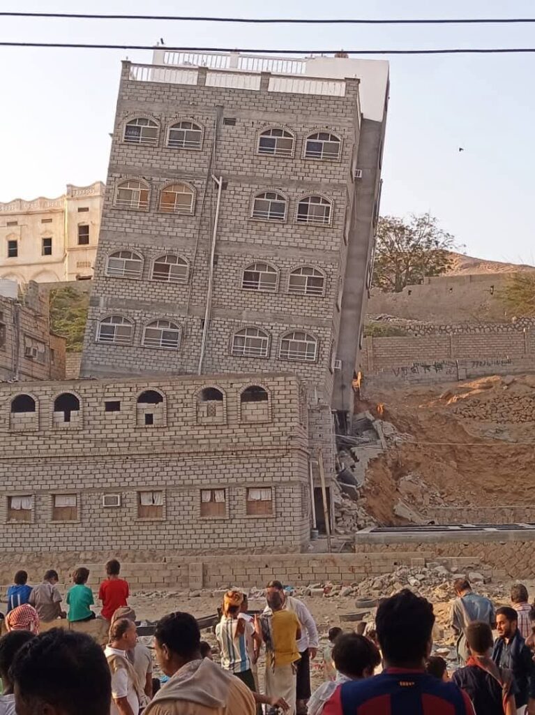 تصدعات جدرانه وميلانه ارعب الساكنين .. ماحكاية العمارة التي اوشكت على الانهيار في مدينة المكلا "صور" تصدعات جدرانه وميلانه ارعب الساكنين .. ماحكاية العمارة التي اوشكت على الانهيار في مدينة المكلا "صور"