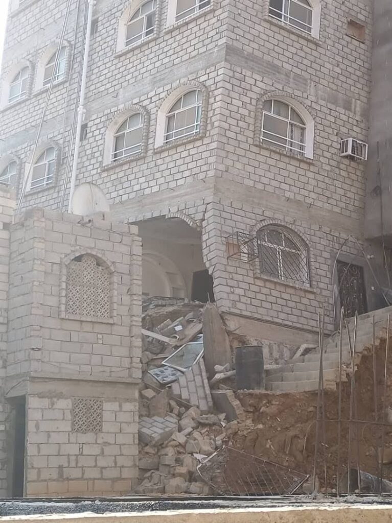 تصدعات جدرانه وميلانه ارعب الساكنين .. ماحكاية العمارة التي اوشكت على الانهيار في مدينة المكلا "صور" تصدعات جدرانه وميلانه ارعب الساكنين .. ماحكاية العمارة التي اوشكت على الانهيار في مدينة المكلا "صور"