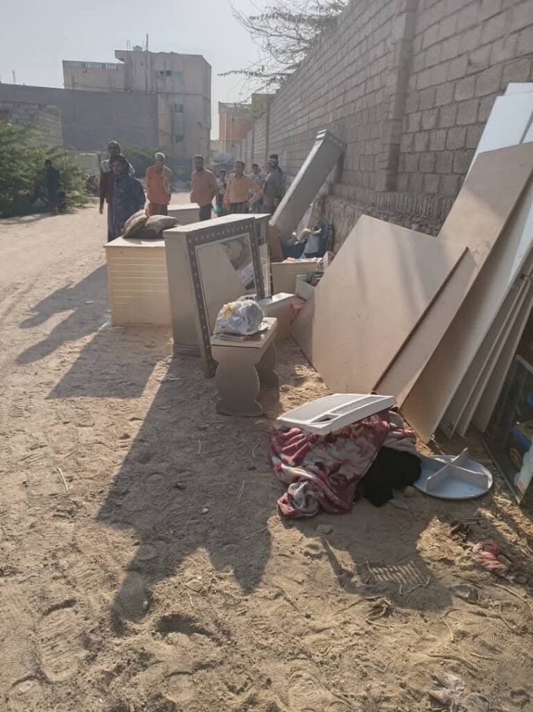 تصدعات جدرانه وميلانه ارعب الساكنين .. ماحكاية العمارة التي اوشكت على الانهيار في مدينة المكلا "صور" تصدعات جدرانه وميلانه ارعب الساكنين .. ماحكاية العمارة التي اوشكت على الانهيار في مدينة المكلا "صور"