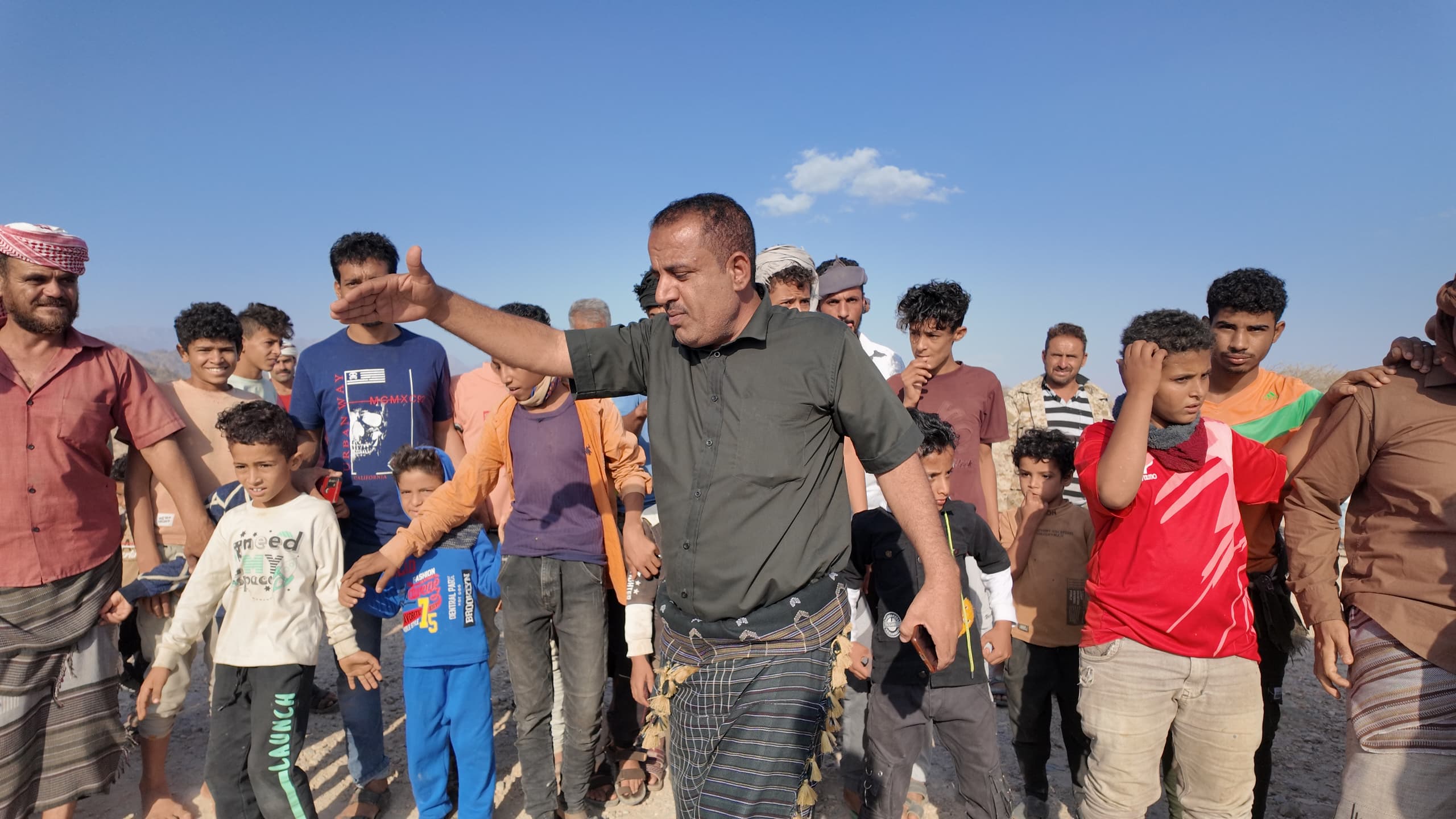 رئيس مؤسسة الجبل التنموية يزور مناطق مركز الركب ويطلع على احتياجات الأهالي - رئيس مؤسسة الجبل التنموية يزور مناطق مركز الركب ويطلع على احتياجات الأهالي -