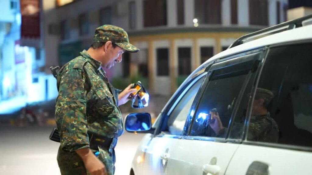 الأجهزة الأمنية بوادي حضرموت تواصل جهودها في تأمين الأسواق وتنظيم حركة السير خلال أواخر الشهر الفضيل "صور" الأجهزة الأمنية بوادي حضرموت تواصل جهودها في تأمين الأسواق وتنظيم حركة السير خلال أواخر الشهر الفضيل "صور"