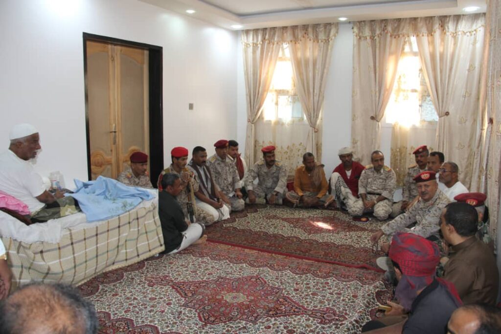 قائد المنطقة العسكرية الأولى يقدم واجب العزاء في وفاة العقيد القاضي محمد عاشور عمرون قائد المنطقة العسكرية الأولى يقدم واجب العزاء في وفاة العقيد القاضي محمد عاشور عمرون