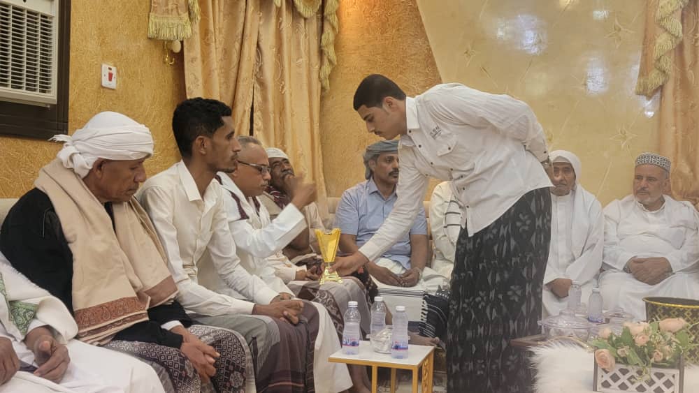 رئيس وأعضاء الهيئة الإدارية لفريق الأهلي بتاربة وعقال وشخصيات منطقة البلاد بتاربة يقدمون واجب العزاء والمواساة لأسرة المغفور له إن شاء الله الشيخ حسين بن عوض بن خميس العامري رئيس وأعضاء الهيئة الإدارية لفريق الأهلي بتاربة وعقال وشخصيات منطقة البلاد بتاربة يقدمون واجب العزاء والمواساة لأسرة المغفور له إن شاء الله الشيخ حسين بن عوض بن خميس العامري