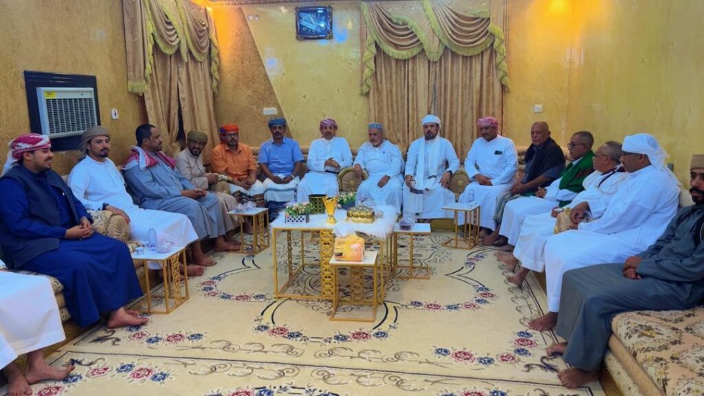 وكيل وزارة الداخلية اللواء عبدالماجد العامري يقدم واجب العزاء لاسرة الفقيد الشيخ حسين بن عوض بلعلص العامري وكيل وزارة الداخلية اللواء عبدالماجد العامري يقدم واجب العزاء لاسرة الفقيد الشيخ حسين بن عوض بلعلص العامري