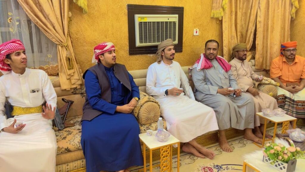 وكيل وزارة الداخلية اللواء عبدالماجد العامري يقدم واجب العزاء لاسرة الفقيد الشيخ حسين بن عوض بلعلص العامري وكيل وزارة الداخلية اللواء عبدالماجد العامري يقدم واجب العزاء لاسرة الفقيد الشيخ حسين بن عوض بلعلص العامري