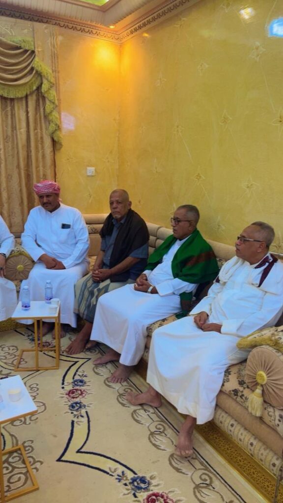 وكيل وزارة الداخلية اللواء عبدالماجد العامري يقدم واجب العزاء لاسرة الفقيد الشيخ حسين بن عوض بلعلص العامري وكيل وزارة الداخلية اللواء عبدالماجد العامري يقدم واجب العزاء لاسرة الفقيد الشيخ حسين بن عوض بلعلص العامري