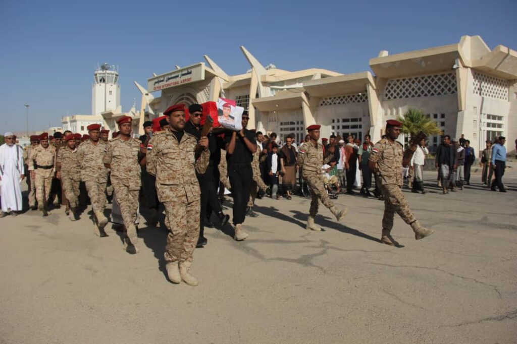 استقبال مهيب ورسمي لجثمان الفقيد العميد القاضي/ محمد عاشور عمرون في مطار سيئون الدولي . استقبال مهيب ورسمي لجثمان الفقيد العميد القاضي/ محمد عاشور عمرون في مطار سيئون الدولي .