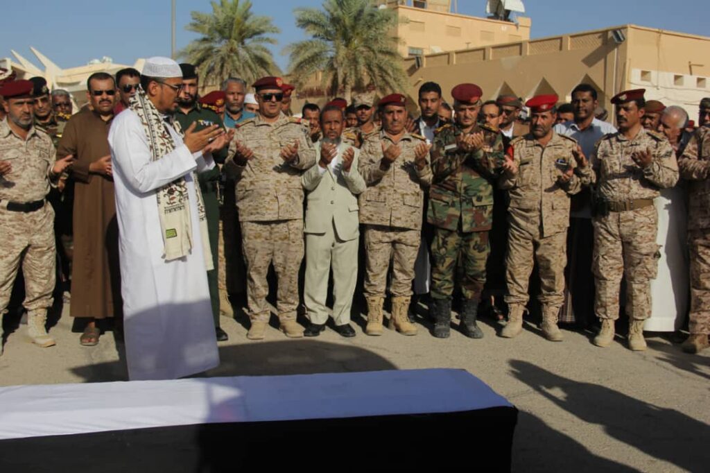 استقبال مهيب ورسمي لجثمان الفقيد العميد القاضي/ محمد عاشور عمرون في مطار سيئون الدولي . استقبال مهيب ورسمي لجثمان الفقيد العميد القاضي/ محمد عاشور عمرون في مطار سيئون الدولي .