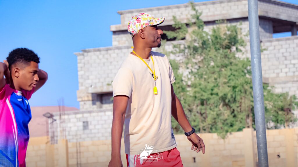 لاعب المنتخب اليمني السابق لكرة السلة الكابتن سلطان شاكر في زيارة لتمرين كرة السلة بنادي الأحرار بتاربة لاعب المنتخب اليمني السابق لكرة السلة الكابتن سلطان شاكر في زيارة لتمرين كرة السلة بنادي الأحرار بتاربة