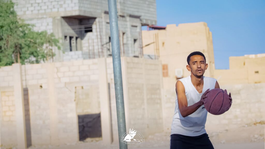 لاعب المنتخب اليمني السابق لكرة السلة الكابتن سلطان شاكر في زيارة لتمرين كرة السلة بنادي الأحرار بتاربة لاعب المنتخب اليمني السابق لكرة السلة الكابتن سلطان شاكر في زيارة لتمرين كرة السلة بنادي الأحرار بتاربة