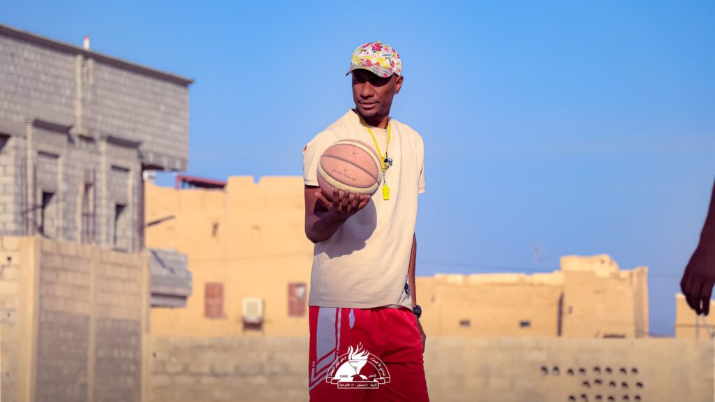 لاعب المنتخب اليمني السابق لكرة السلة الكابتن سلطان شاكر في زيارة لتمرين كرة السلة بنادي الأحرار بتاربة لاعب المنتخب اليمني السابق لكرة السلة الكابتن سلطان شاكر في زيارة لتمرين كرة السلة بنادي الأحرار بتاربة