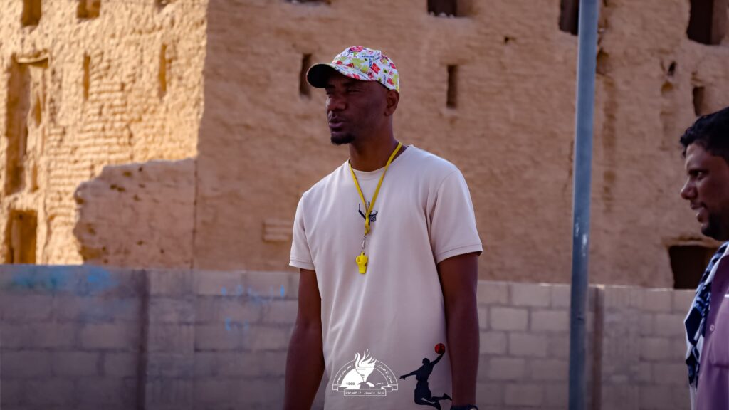 لاعب المنتخب اليمني السابق لكرة السلة الكابتن سلطان شاكر في زيارة لتمرين كرة السلة بنادي الأحرار بتاربة لاعب المنتخب اليمني السابق لكرة السلة الكابتن سلطان شاكر في زيارة لتمرين كرة السلة بنادي الأحرار بتاربة