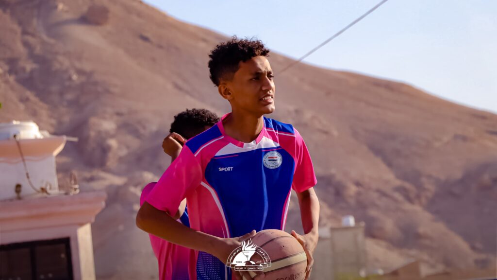 لاعب المنتخب اليمني السابق لكرة السلة الكابتن سلطان شاكر في زيارة لتمرين كرة السلة بنادي الأحرار بتاربة لاعب المنتخب اليمني السابق لكرة السلة الكابتن سلطان شاكر في زيارة لتمرين كرة السلة بنادي الأحرار بتاربة