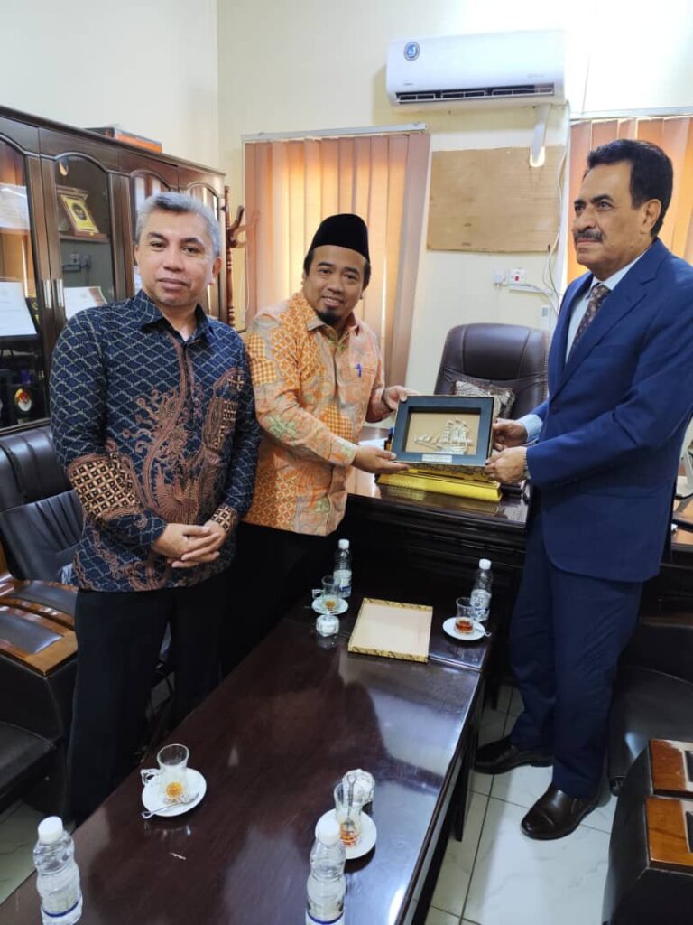 السفير بلفقيه يلتقي القنصل الاندونيسي لدى اليمن والوفد المرافق لها السفير بلفقيه يلتقي القنصل الاندونيسي لدى اليمن والوفد المرافق لها