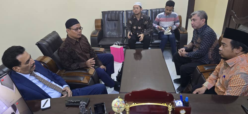 السفير بلفقيه يلتقي القنصل الاندونيسي لدى اليمن والوفد المرافق لها السفير بلفقيه يلتقي القنصل الاندونيسي لدى اليمن والوفد المرافق لها