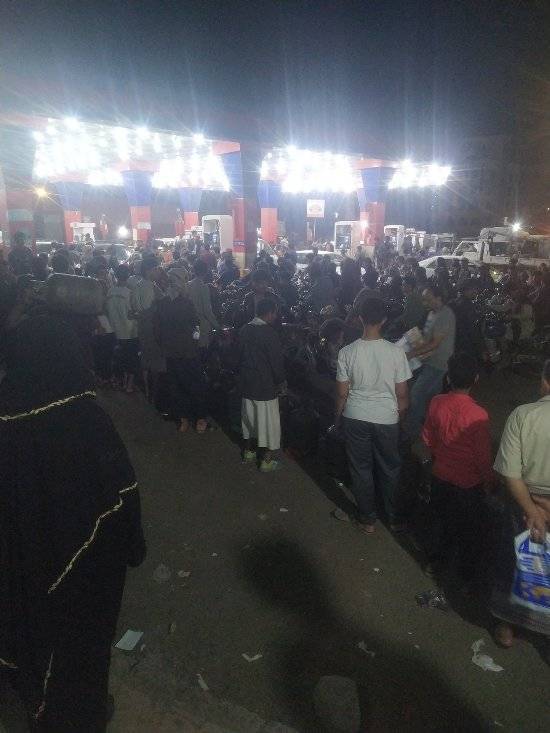 مخاوف في صنعاء من اندلاع أزمة وقود بعد تدمير «رأس عيسى» - مخاوف في صنعاء من اندلاع أزمة وقود بعد تدمير «رأس عيسى» -