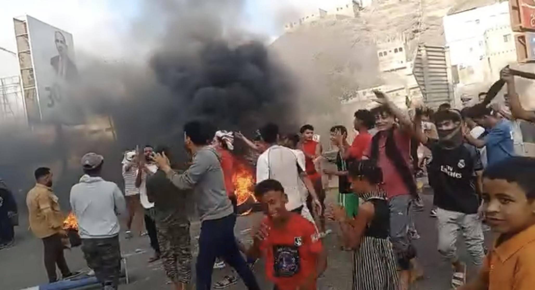 عدن.. 22 ساعة إطفاء والعُملة المحلية وصلت أدنى مستوياتها - عدن.. 22 ساعة إطفاء والعُملة المحلية وصلت أدنى مستوياتها -