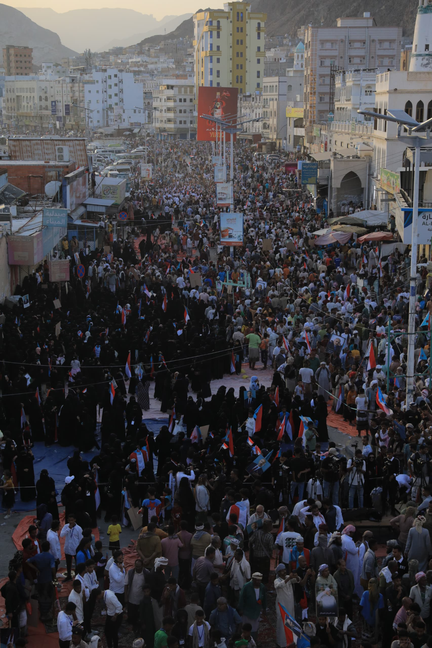 بمشاركة قيادات من المجلس.. حضرموت تحيي الذكرى التاسعة لتحرير ساحل حضرموت بمليونية "حضرموت أولًا" دعمًا للنخبة الحضرمية بمشاركة قيادات من المجلس.. حضرموت تحيي الذكرى التاسعة لتحرير ساحل حضرموت بمليونية "حضرموت أولًا" دعمًا للنخبة الحضرمية