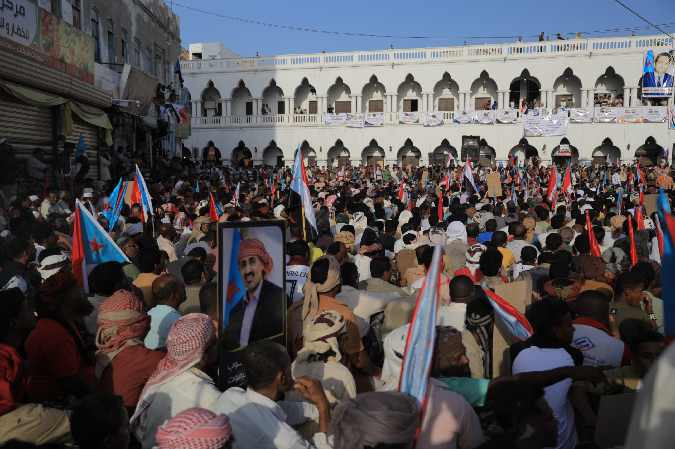 بمشاركة قيادات من المجلس.. حضرموت تحيي الذكرى التاسعة لتحرير ساحل حضرموت بمليونية "حضرموت أولًا" دعمًا للنخبة الحضرمية بمشاركة قيادات من المجلس.. حضرموت تحيي الذكرى التاسعة لتحرير ساحل حضرموت بمليونية "حضرموت أولًا" دعمًا للنخبة الحضرمية
