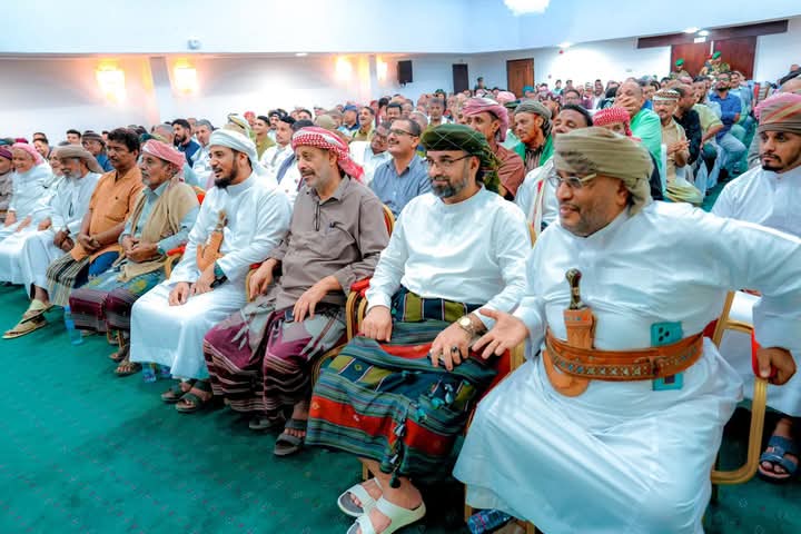 بن بريك يترأس لقاءً موسعًا للمشائخ والشخصيات الاجتماعية في حضرموت بن بريك يترأس لقاءً موسعًا للمشائخ والشخصيات الاجتماعية في حضرموت