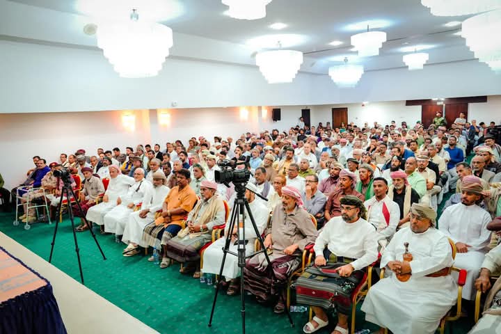 بن بريك يترأس لقاءً موسعًا للمشائخ والشخصيات الاجتماعية في حضرموت بن بريك يترأس لقاءً موسعًا للمشائخ والشخصيات الاجتماعية في حضرموت