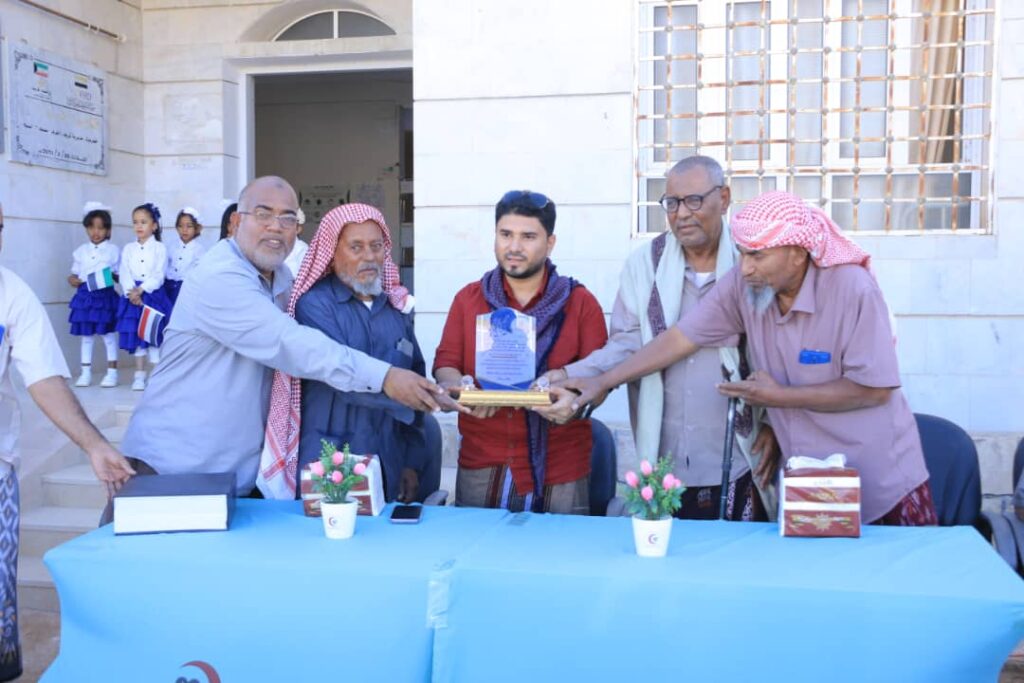 تسليم سيارة إسعاف لمركز اليرموك الصحي م/تريم مسيلة آل شيخ بحضور رسمي وشعبي تسليم سيارة إسعاف لمركز اليرموك الصحي م/تريم مسيلة آل شيخ بحضور رسمي وشعبي